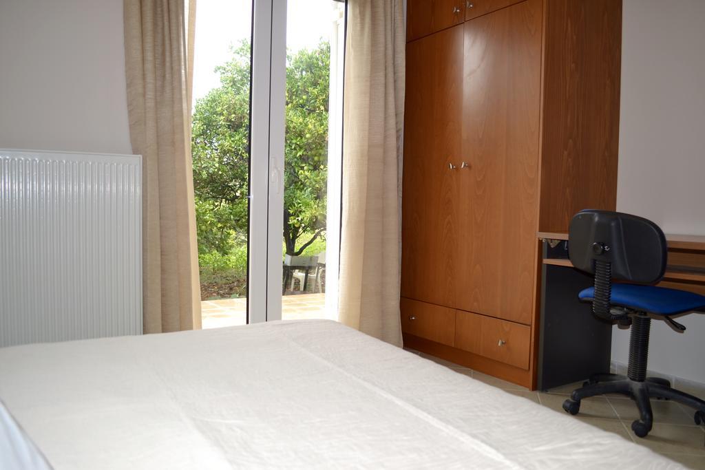 Giorgos Large Size Apartments -Family Friendly With Free Parking And Yard Views Heraklion  Exterior photo